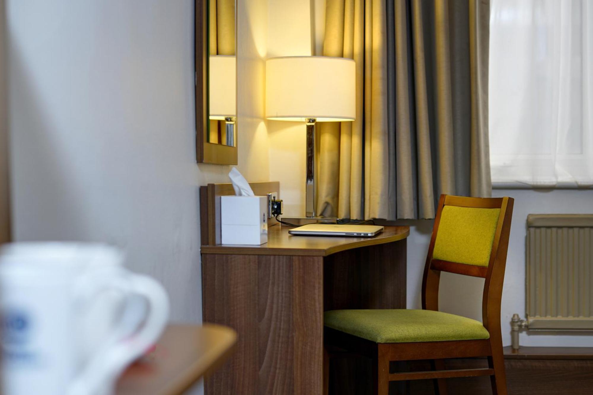 אלטרינצ'אם Cresta Court Hotel מראה חיצוני תמונה
